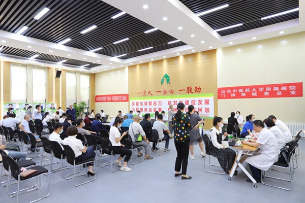 黨建引領聚合力,結(jié)對共建促發(fā)展 為民服務辦實事,惠民義診暖民心——山東中醫(yī)藥大學附屬醫(yī)院門診管理服務黨支部和管理公司機關黨支部舉行黨建共建協(xié)議簽約儀式