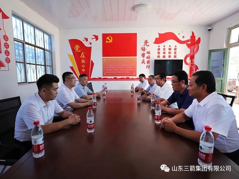 “雙節”慰問暖人心 情系鄉村促振興 ——三箭集團雙節前走訪慰問羊里街道辛興東北村老黨員和困難群眾